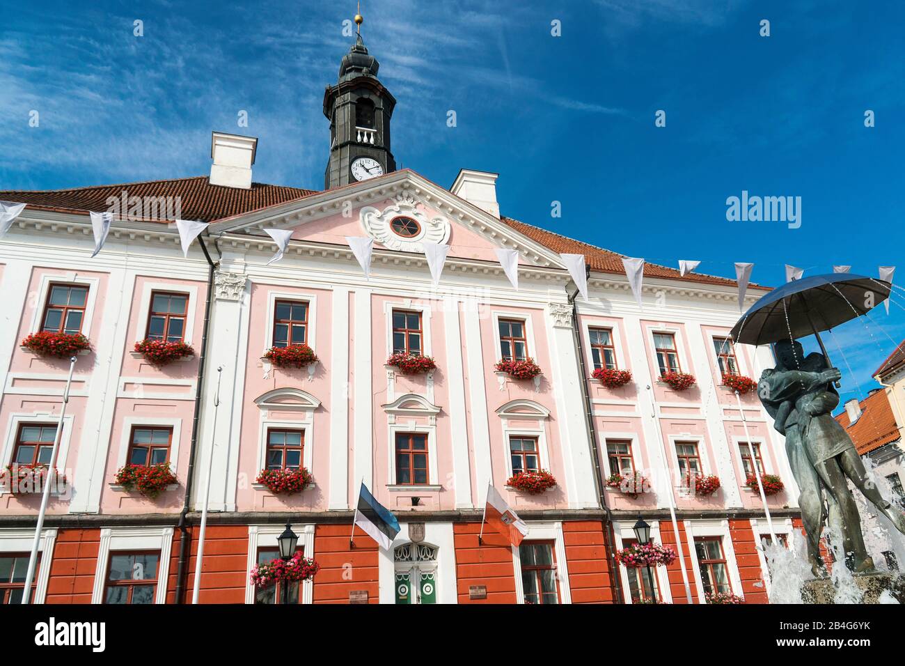 Estonia, Tartu, Town Hall Square, Town Hall, Raekoja, fountain 'kissing students' Stock Photo