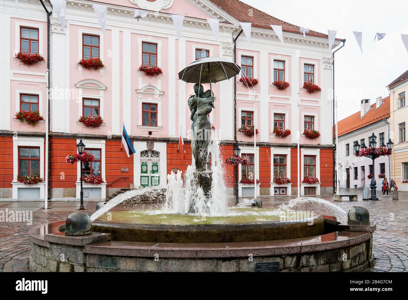 Estonia, Tartu, Town Hall Square, sculpture of kissing students Stock Photo
