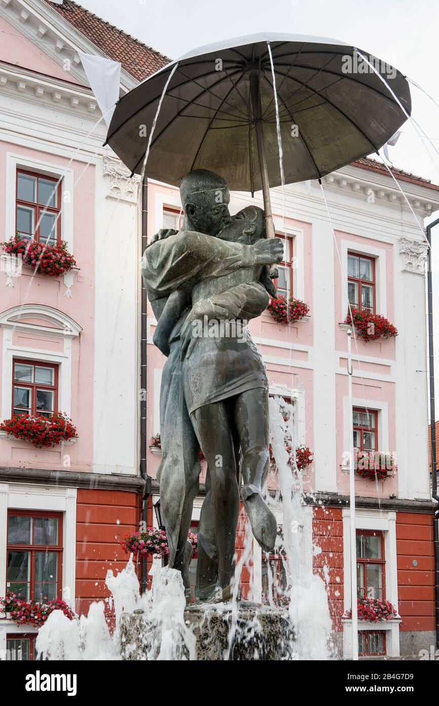 Estonia, Tartu, Town Hall Square, sculpture of kissing students Stock Photo