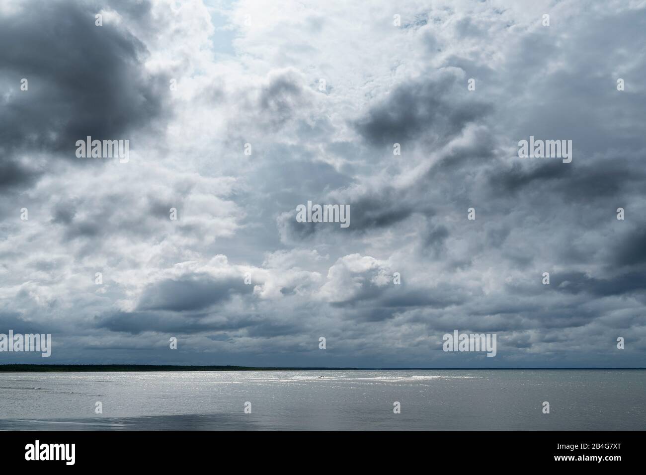 Estland, Saaremaa, Taraganna, Küstenlandschaft, Regenwolken Stock Photo