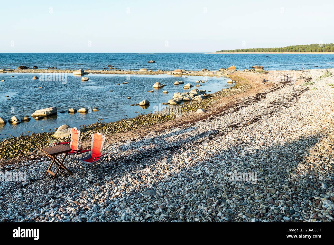 Estland, Ostseeinsel Hiiumaa, Schärenküste, Camping, Tisch und zwei Stühle Stock Photo