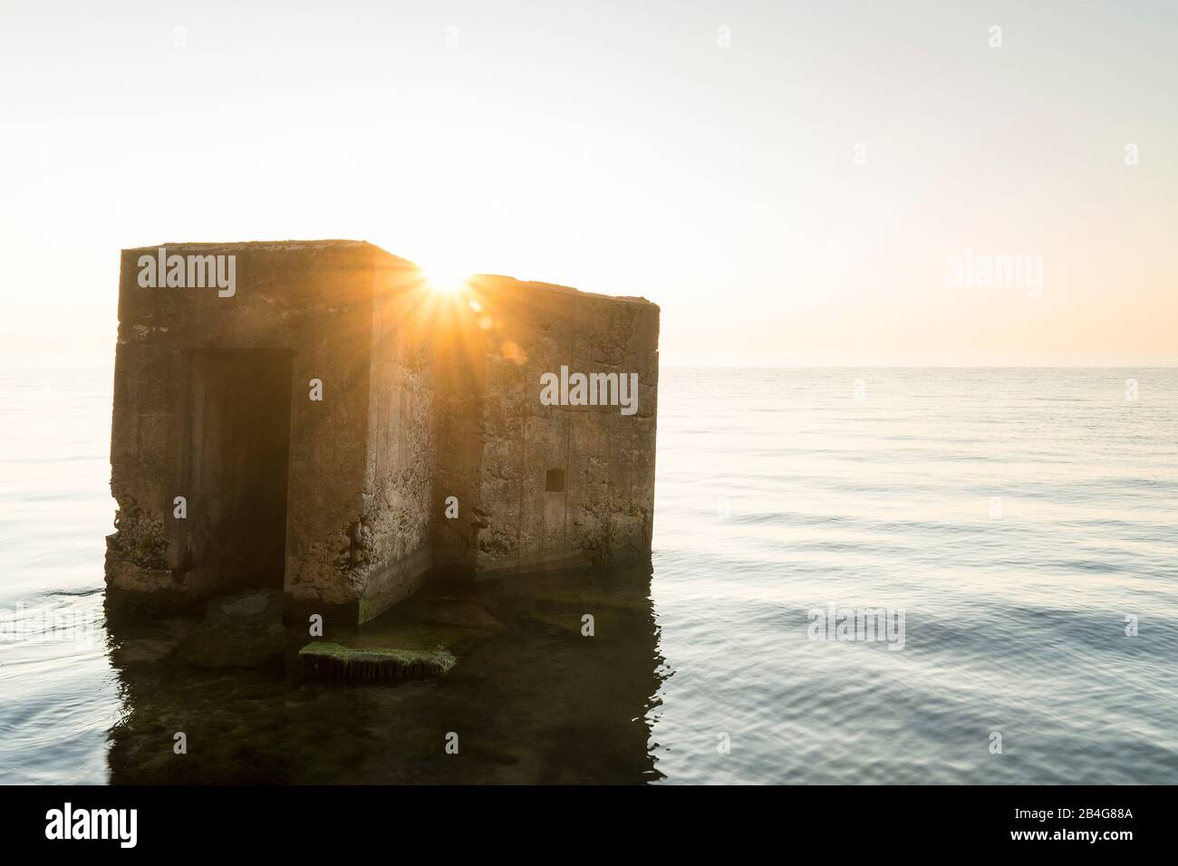 Estland, Ostseeinsel Hiiumaa, Tareste, Törvanina-Naturstrand im Morgenlicht, Weltkriegsbunker, Sonnenstrahlen Stock Photo
