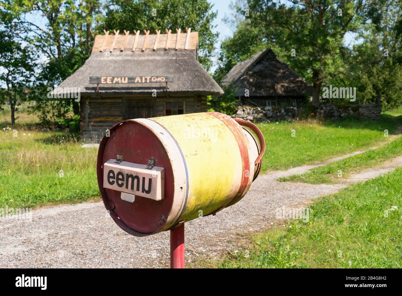 Estland, Ostseeinsel Muhu, Linnuse, Eemu Tuulik, Museum, Briefkasten aus  alter Milchkanne Stock Photo - Alamy