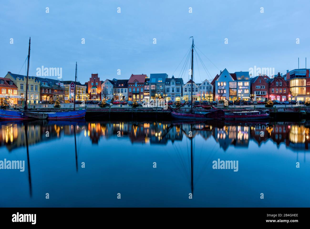 Binnenhafen, blaue Stunde, Bucht, Altstadt, Hafenpromenade, Husum, Nordsee, Schleswig-Holstein, Deutschland, Europa Stock Photo