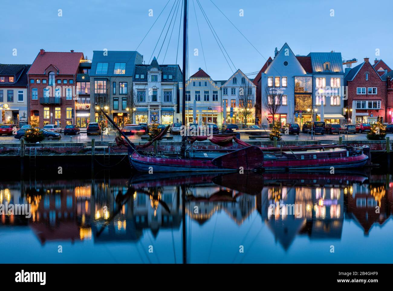 Binnenhafen, blaue Stunde, Bucht, Altstadt, Hafenpromenade, Husum, Nordsee, Schleswig-Holstein, Deutschland, Europa Stock Photo