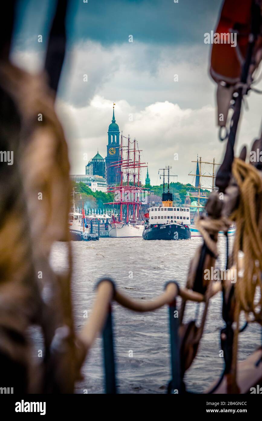 Deutschland, Hamburg, Elbe, Hafen, Hafengeburtstag, Einlaufparade Stock Photo