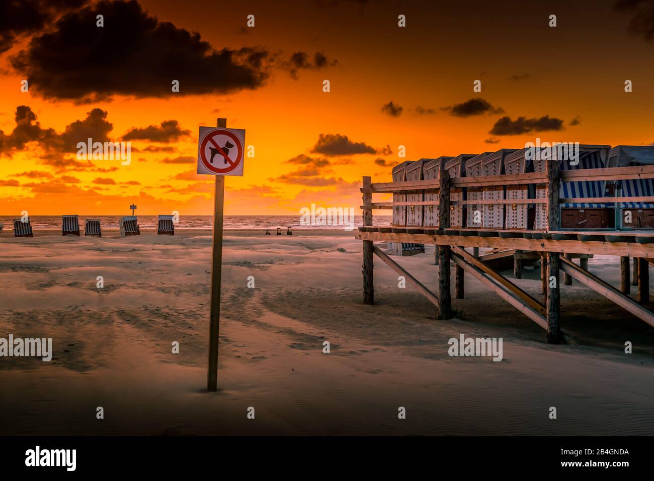 Deutschland, Schleswig-Holstein, St. Peter-Ording, Strand, Pfahl, Pfahlbauten, Verbot, Verbotsschild Stock Photo