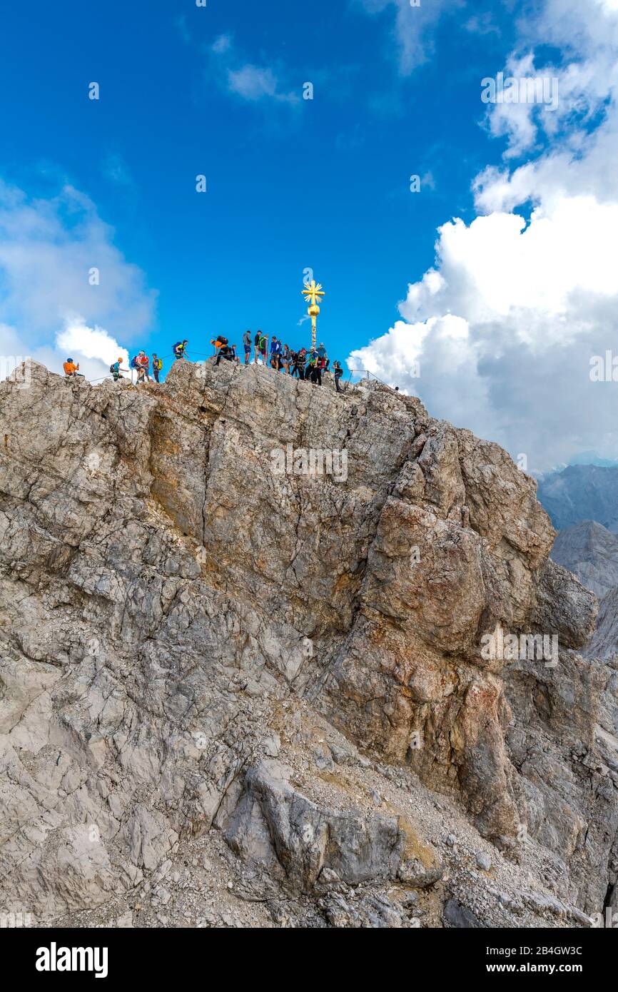 Touristen auf der Zugspitze, Gipfelkreuz, 2962 m, Wettersteingebirge, Oberbayern, Bayern, Deutschland, Europa Stock Photo