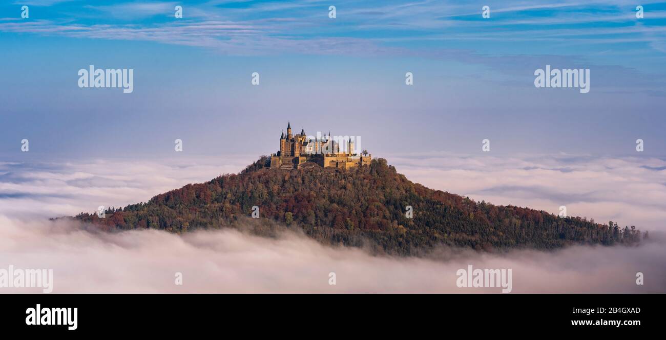 Burg Hohenzollern im Nebel, Panoramaaufnahme, Sonnenaufgang, Schwäbische Alb, Zollernalbkreis, Baden-Württemberg, Deutschland, Europa Stock Photo
