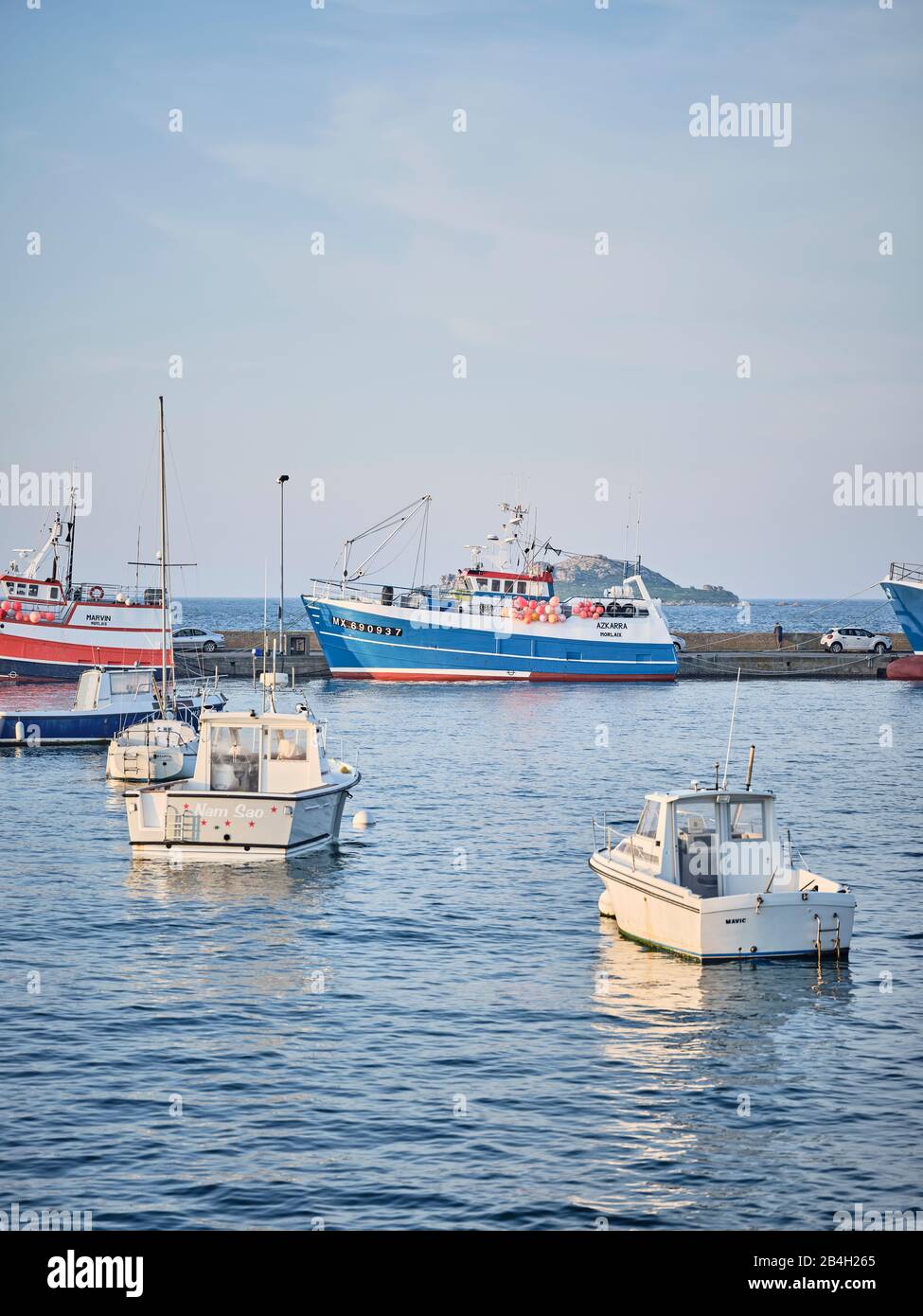 Festgemachte Fischtrawler in der Abendsonne im Hafen von Roscoff in der Bretagne. Stock Photo