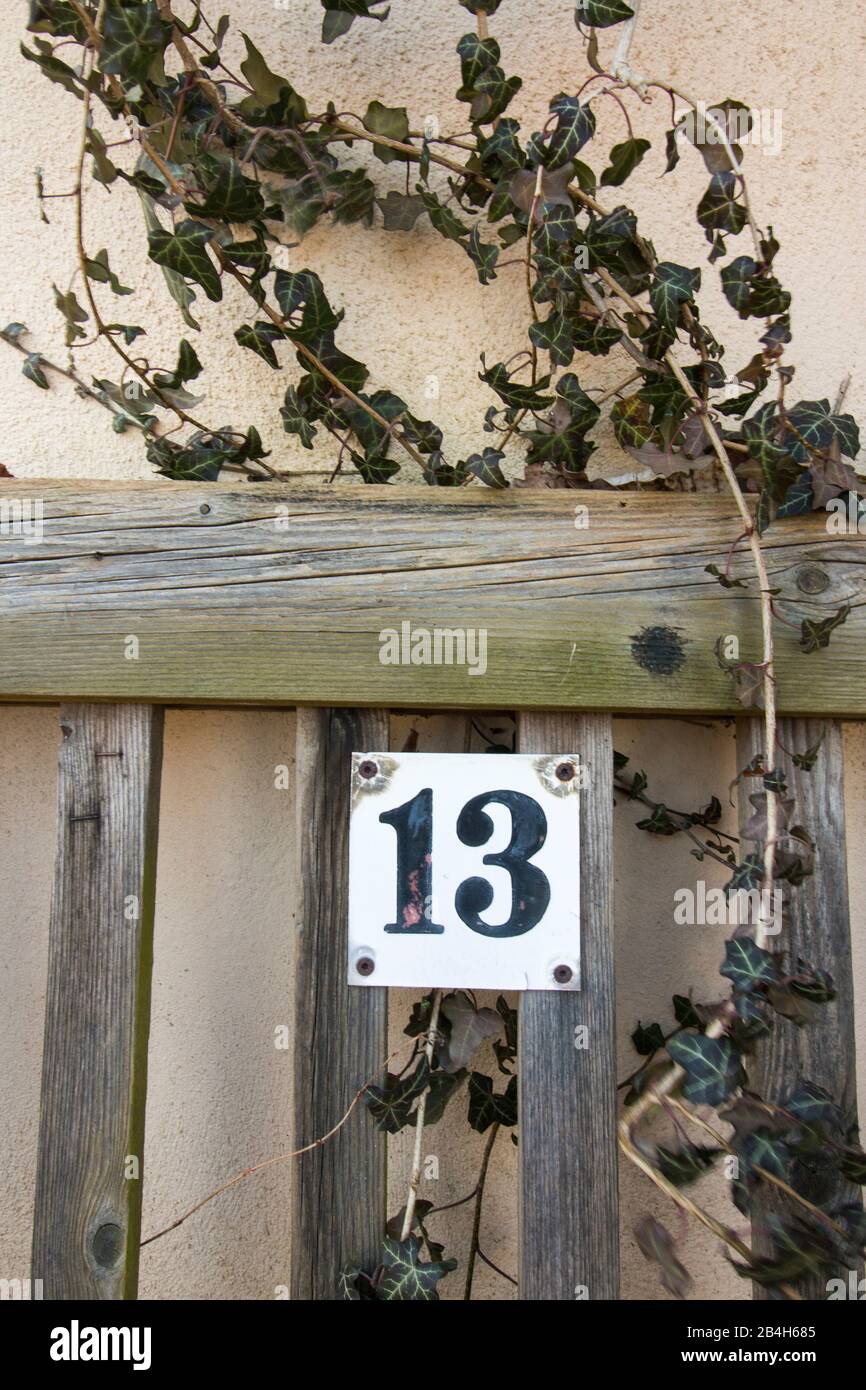 Die Nummer 13 auf einer alten Parkbank. Symbolbild für Freitag, den 13. Dezember. Aberglaube. Stock Photo
