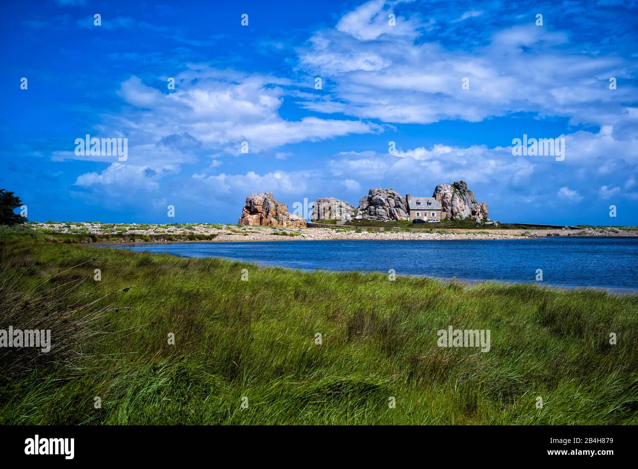 House between the rocks at the Côte de Granit Rose near Plougrescant Stock Photo