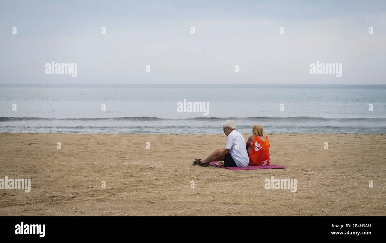 Paar am Strand in Saint Pierre la Mer. Stock Photo