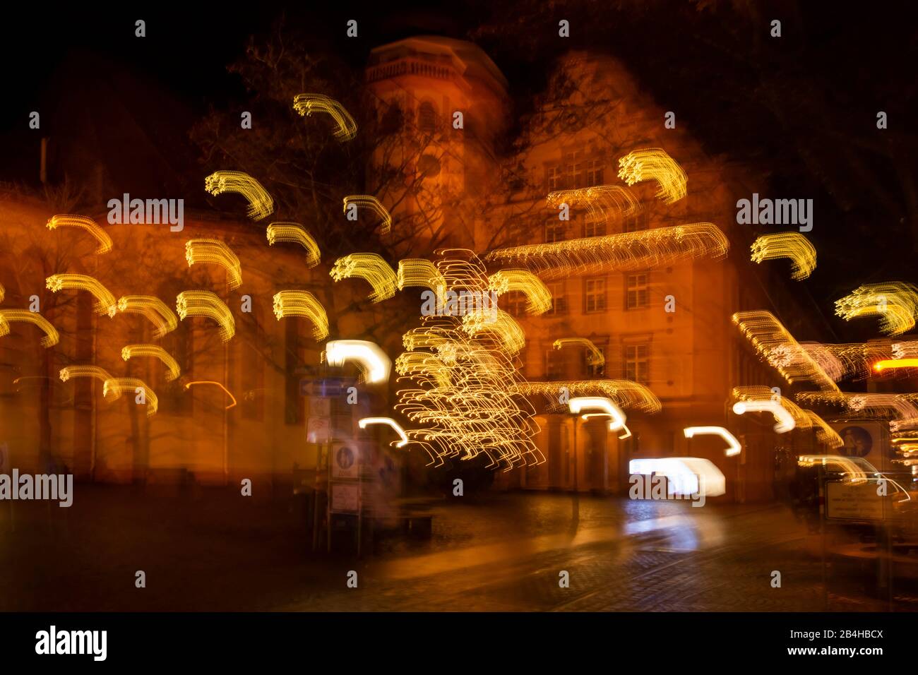 Deutschland, Baden-Württemberg, Karlsruhe, Weihnachtsbeleuchtung mit Bewegungsunschärfe im Stadtteil Durlach. Stock Photo