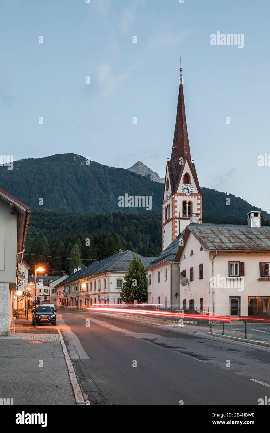 Die Ortschaft Mauthen mit der Markuskirche, Kötschach-Mauthen, Bezirk Hermagor, Kärnten, Österreich, Abendaufnahme Stock Photo