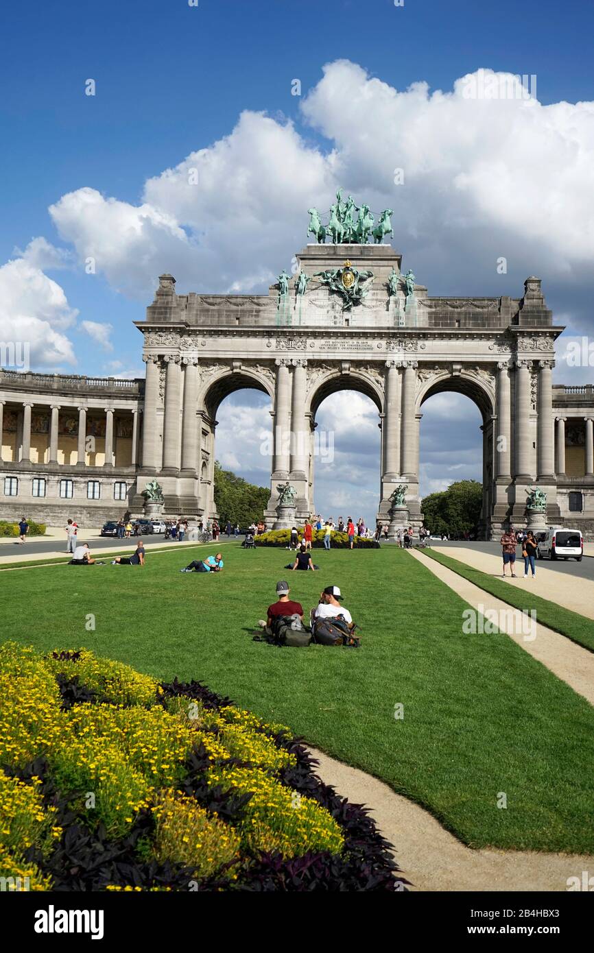 Europe, Belgium, Brussels, Parc du Cinquantenaire, jubilee park, triumphal arch, meadow, young people Stock Photo