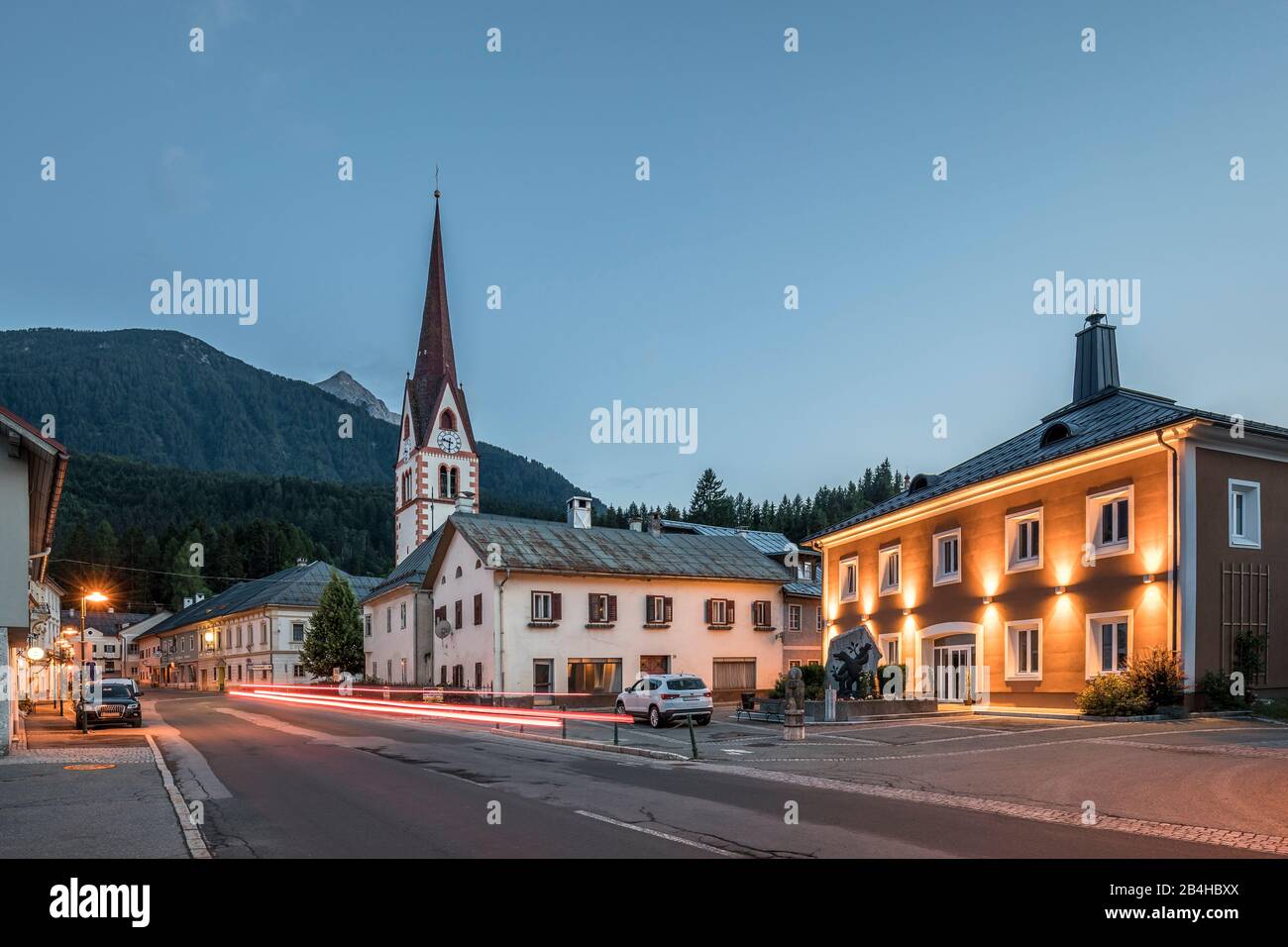 Die Ortschaft Mauthen mit der Markuskirche, Kötschach-Mauthen, Bezirk Hermagor, Kärnten, Österreich, Abendaufnahme Stock Photo