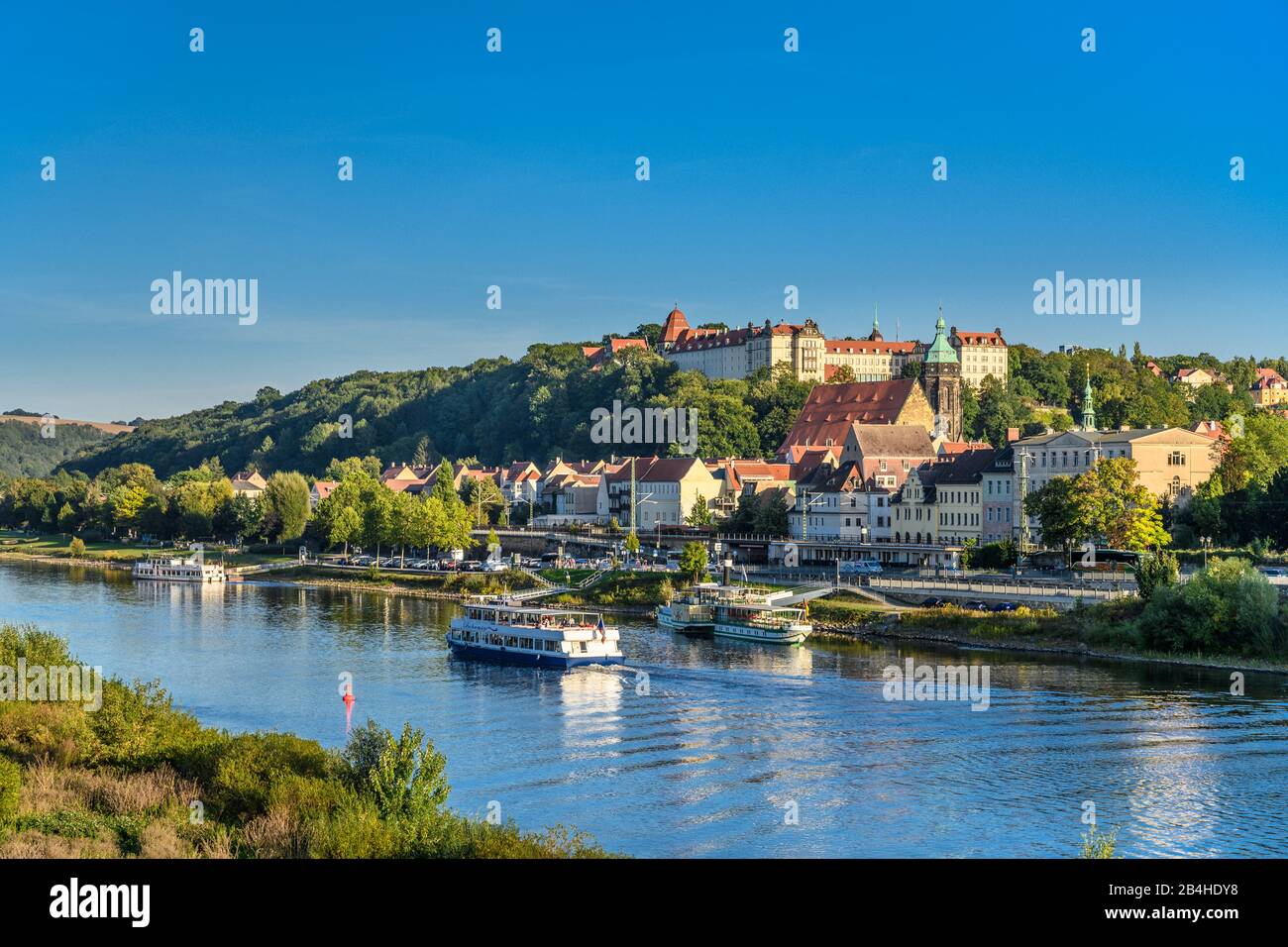 Deutschland, Sachsen, Sächsische Schweiz, Pirna, Elbe mit Altstadt und Schloss Sonnenstein, Blick von der Elbbrücke Stock Photo