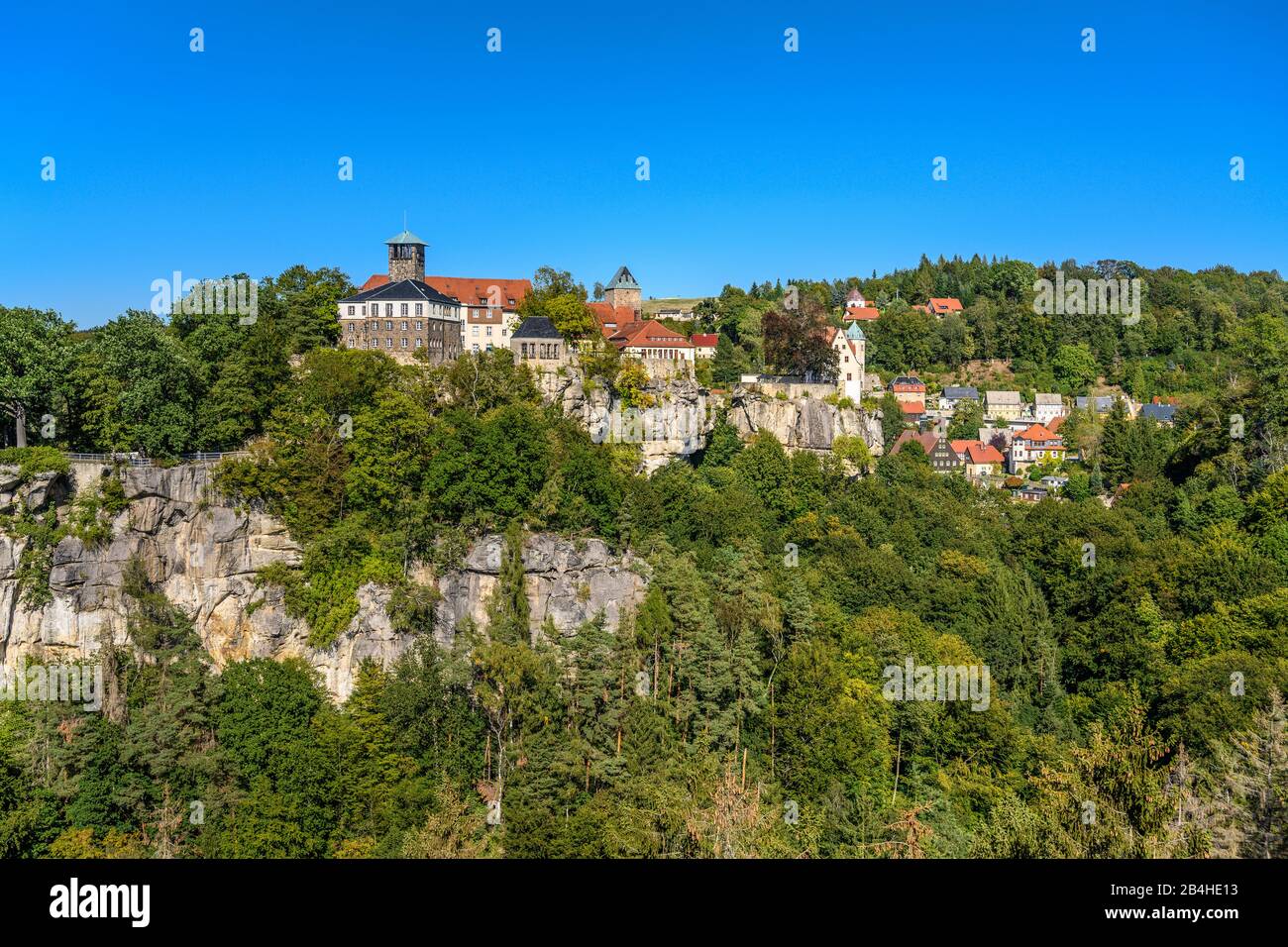 Deutschland, Sachsen, Sächsische Schweiz, Hohnstein, Ortsansicht mit Burg Hohnstein Stock Photo