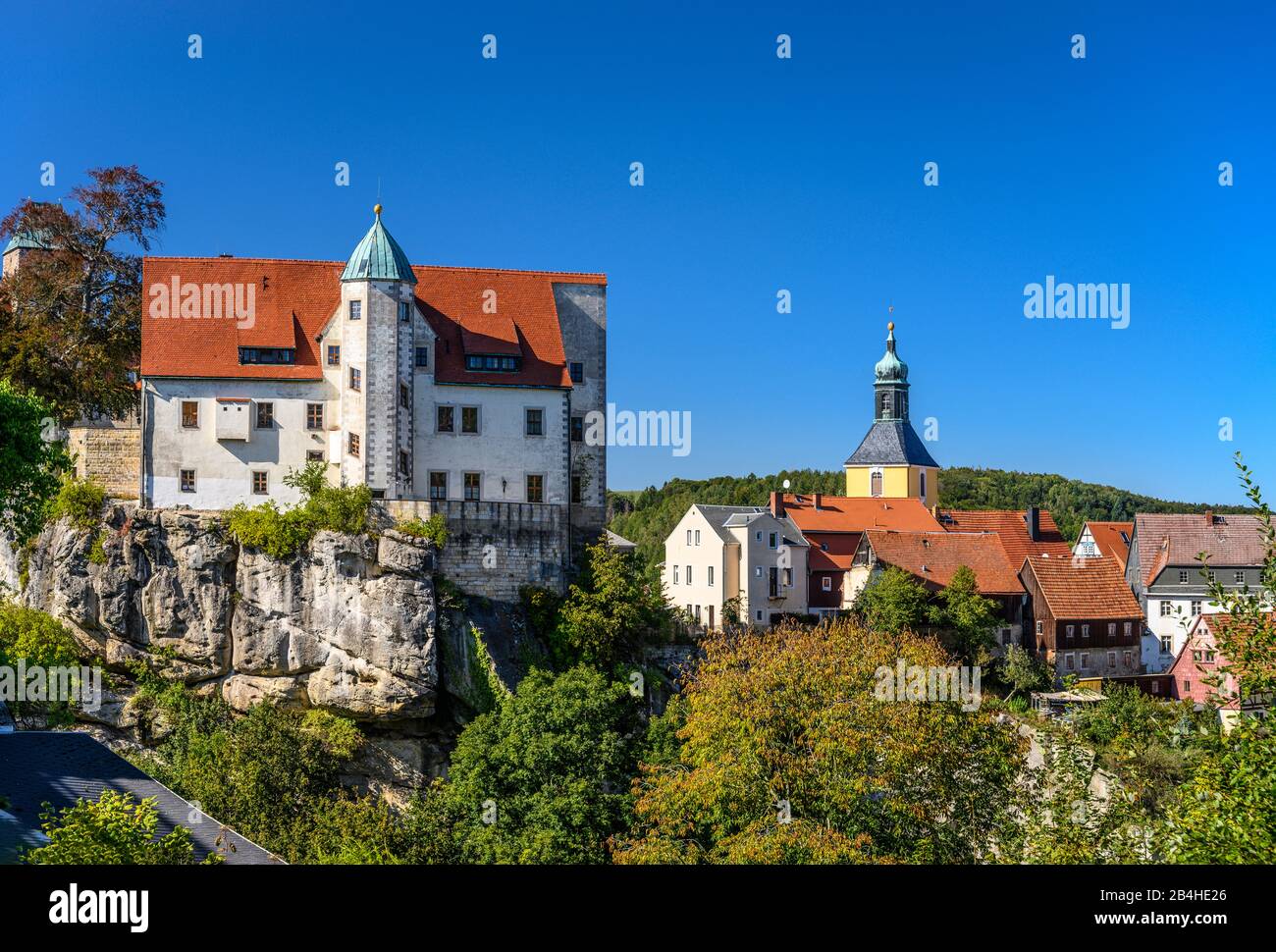 Deutschland, Sachsen, Sächsische Schweiz, Hohnstein, Burg Hohnstein mit Stadtkirche Stock Photo