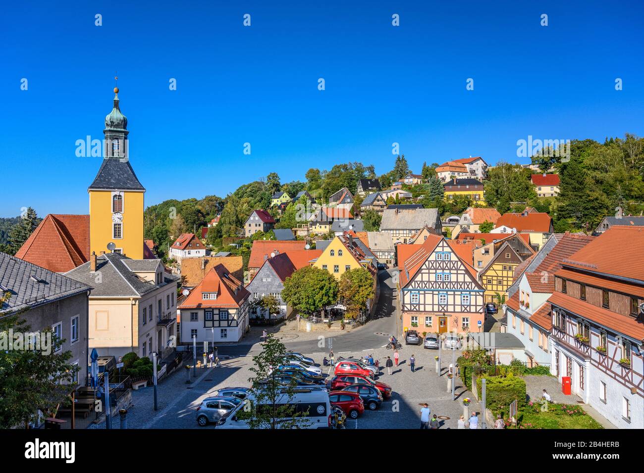 Deutschland, Sachsen, Sächsische Schweiz, Hohnstein, Stadtkirche mit Marktplatz Stock Photo