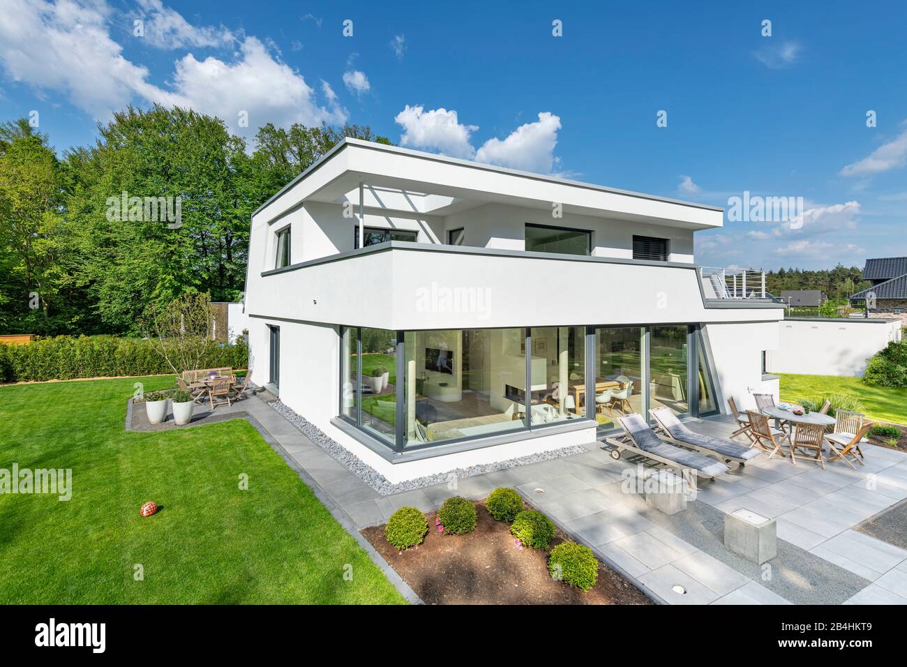 Modernes Einfamilienhaus mit Terrasse, Neubau, Architektur Stock Photo