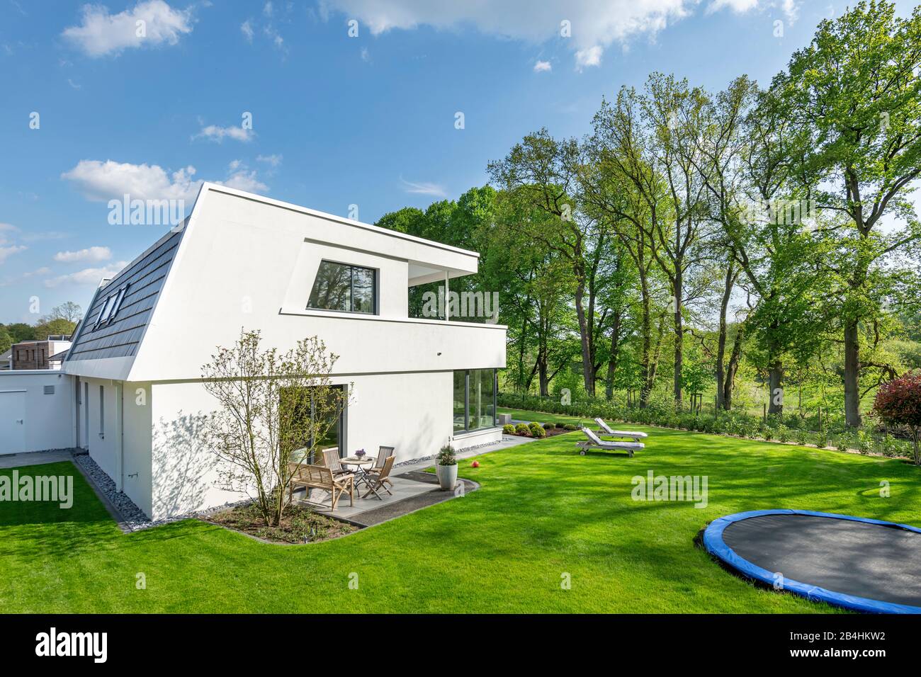 Modernes Einfamilienhaus mit Garten, Neubau, Architektur Stock Photo