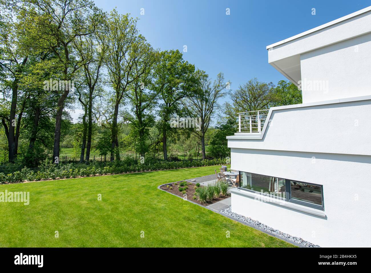 Modernes Einfamilienhaus mit Garten, Neubau, Architektur Stock Photo