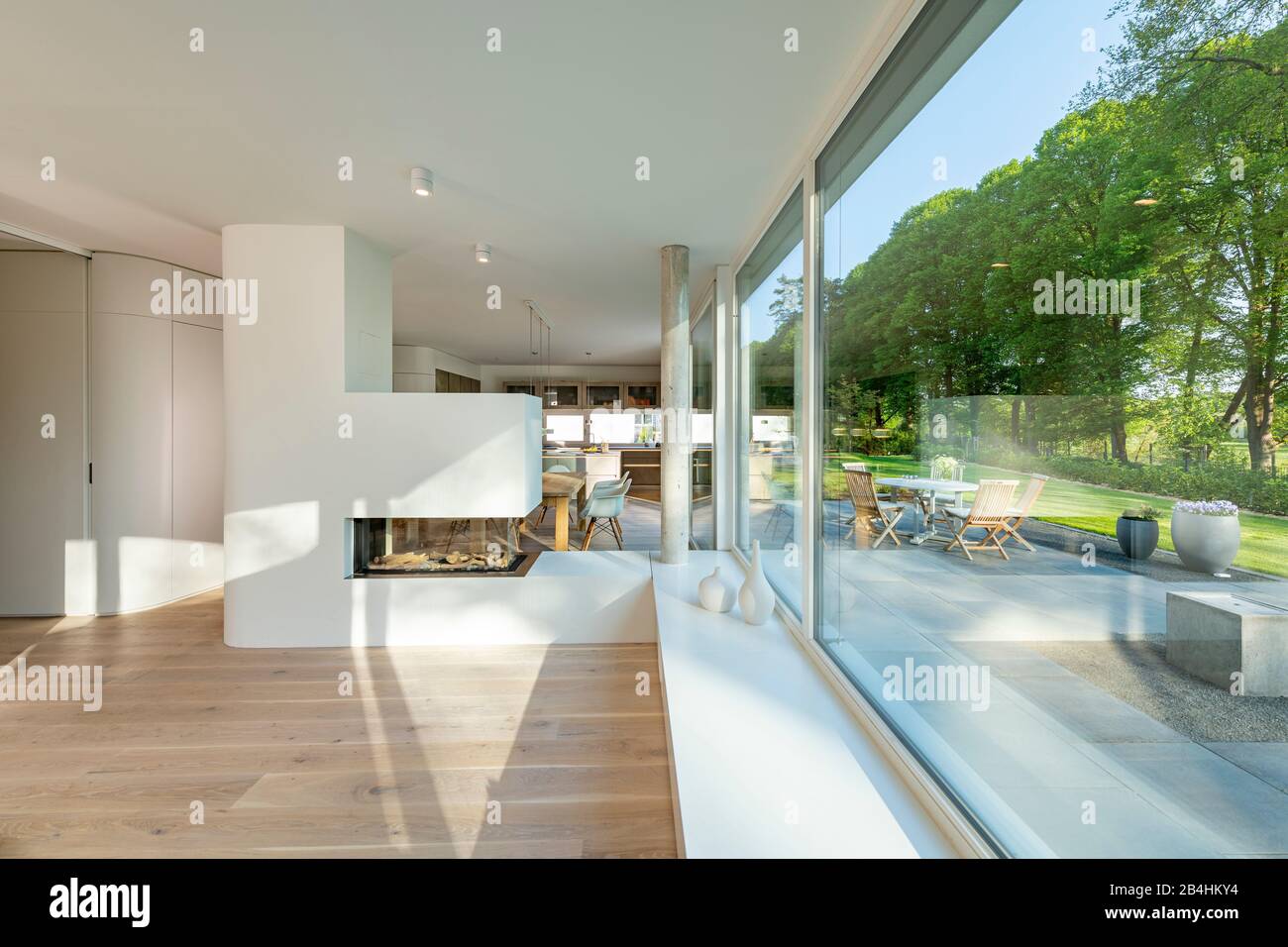 Inneneinrichtung mit Kamin in modernem Einfamilienhaus Stock Photo