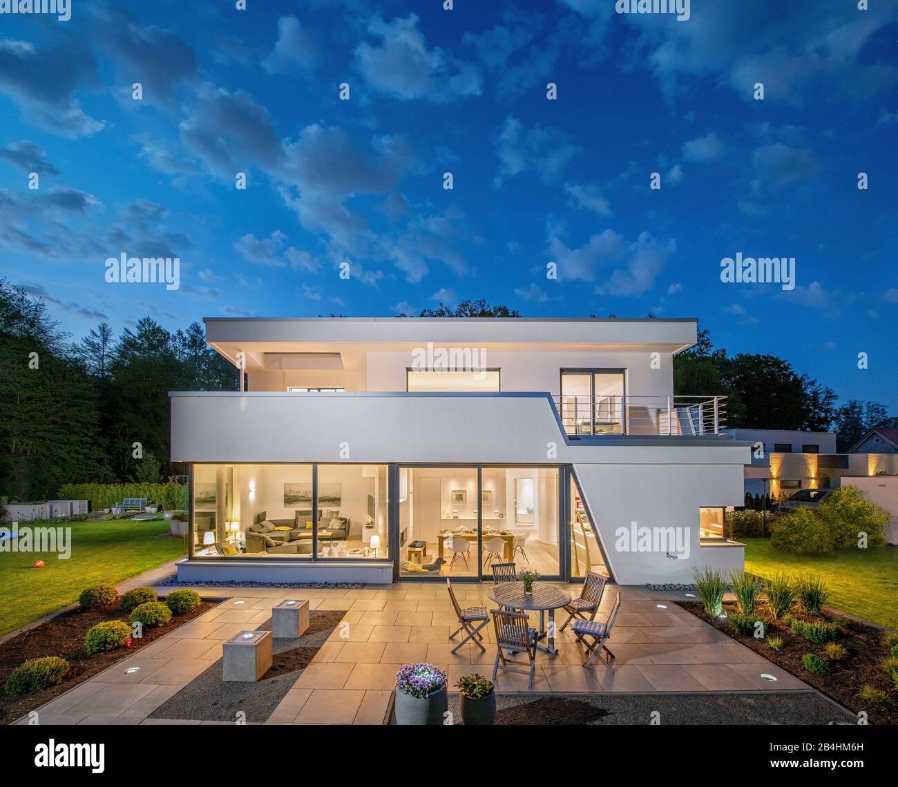 Abendstimmung eines modernes Einfamilienhauses mit Garten, Neubau, Architektur Stock Photo