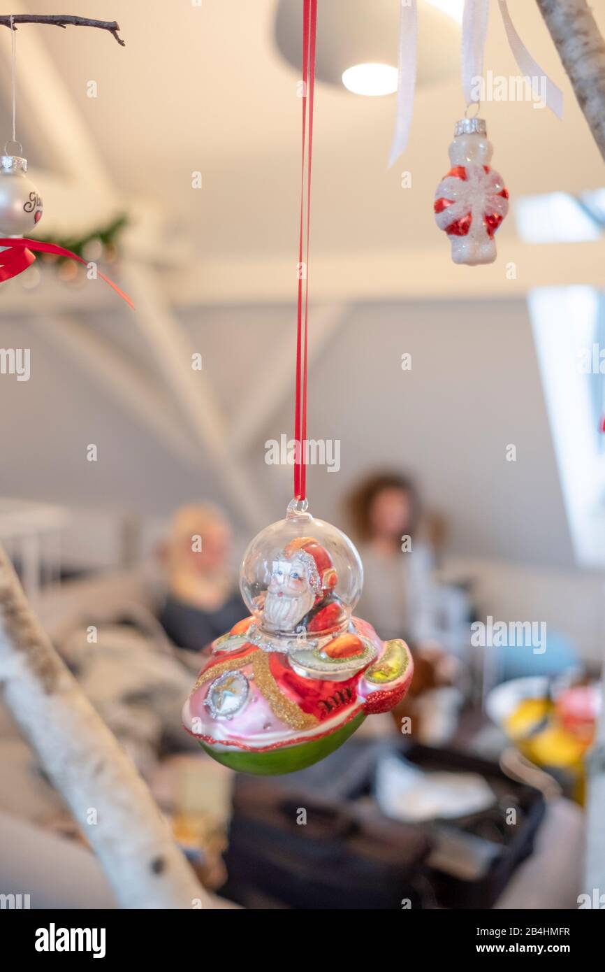 Dekoration, Weihnachtsschmuck, Glaskugel, Weihnachtsmann in Raumschiff Stock Photo