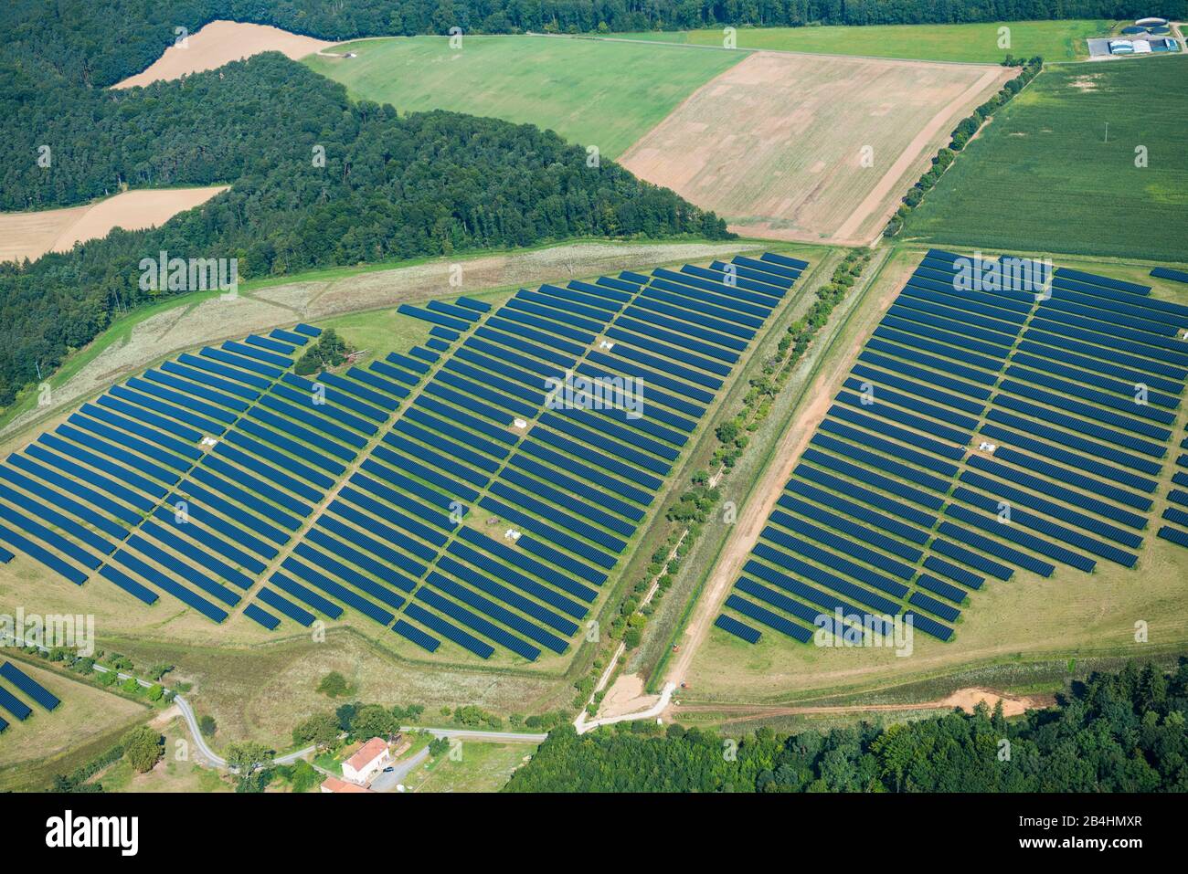 Luftaufnahme von Photovoltaik-Freiflächenanlage im Grünen Stock Photo