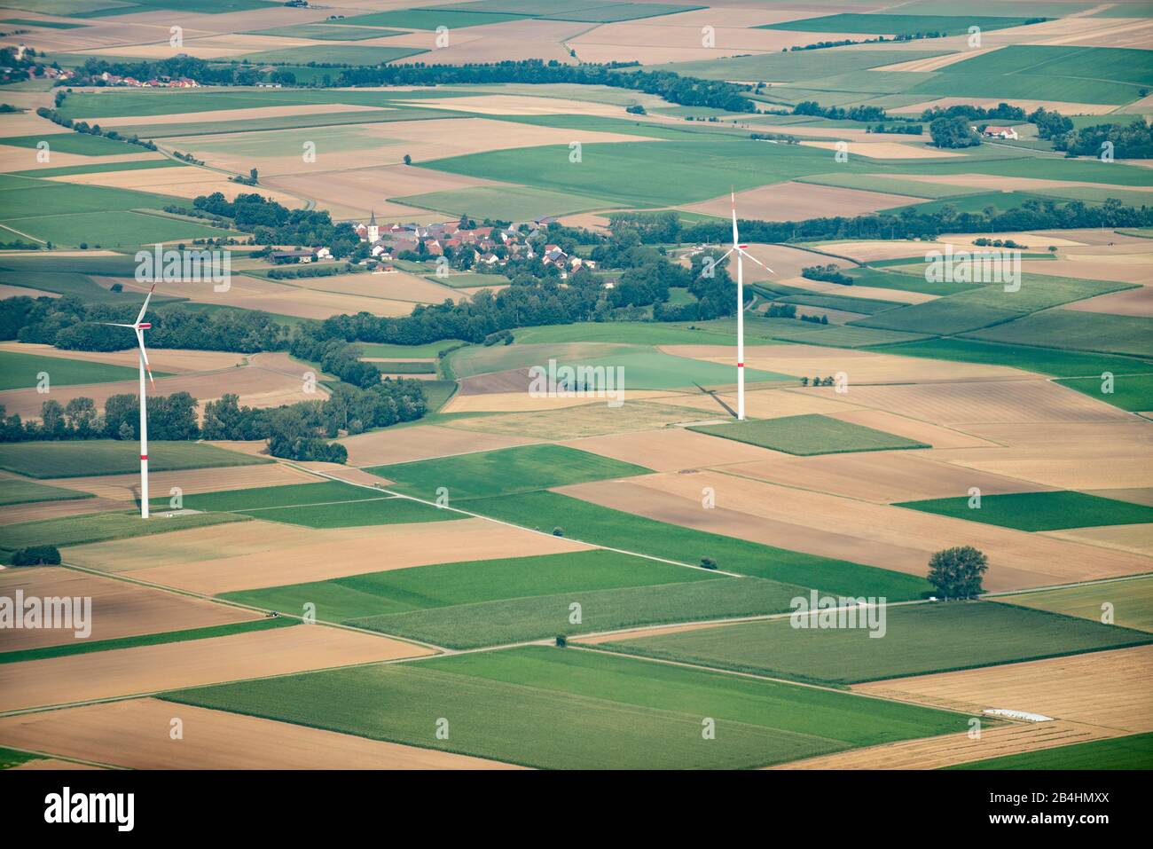 Luftaufnahmen von Landwirtschaftlichen Flächen, Wald und Dörfern mit Windrädern Stock Photo