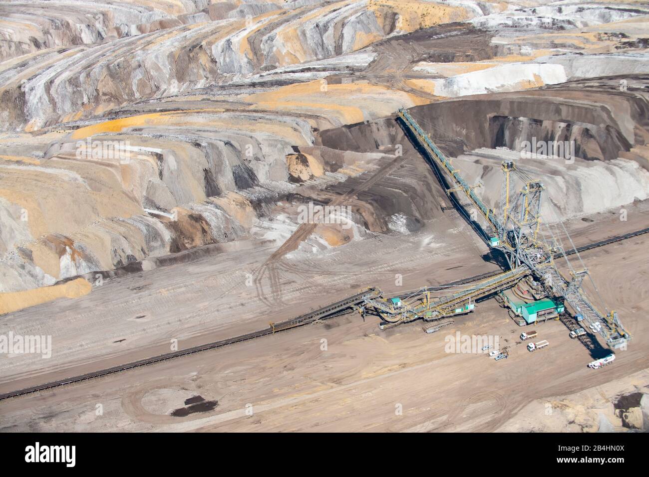 Luftaufnahme von Förderband im Tagebau, Kohleabbau, Erd- und Gesteinsschichten Stock Photo