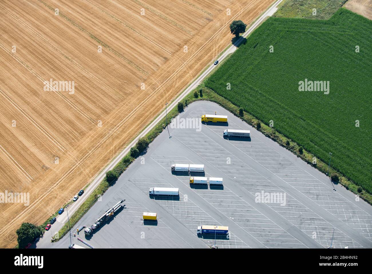 Ludtaufnahme eines LKW-Parkplatzes am rande großer landwirtschaftlicher Felder Stock Photo