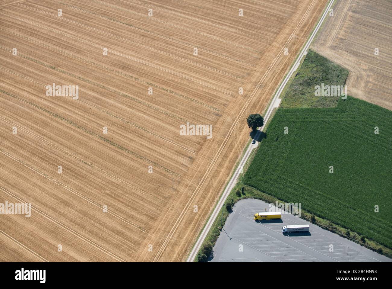 Ludtaufnahme eines LKW-Parkplatzes am rande großer landwirtschaftlicher Felder Stock Photo