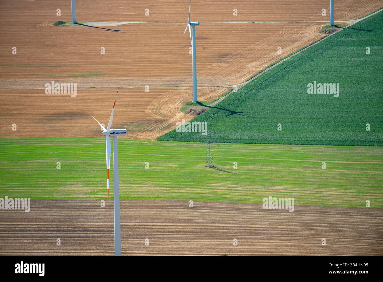 Luftaufnahme von Windrädern auf landwirtschaftlich genutzten Feldern