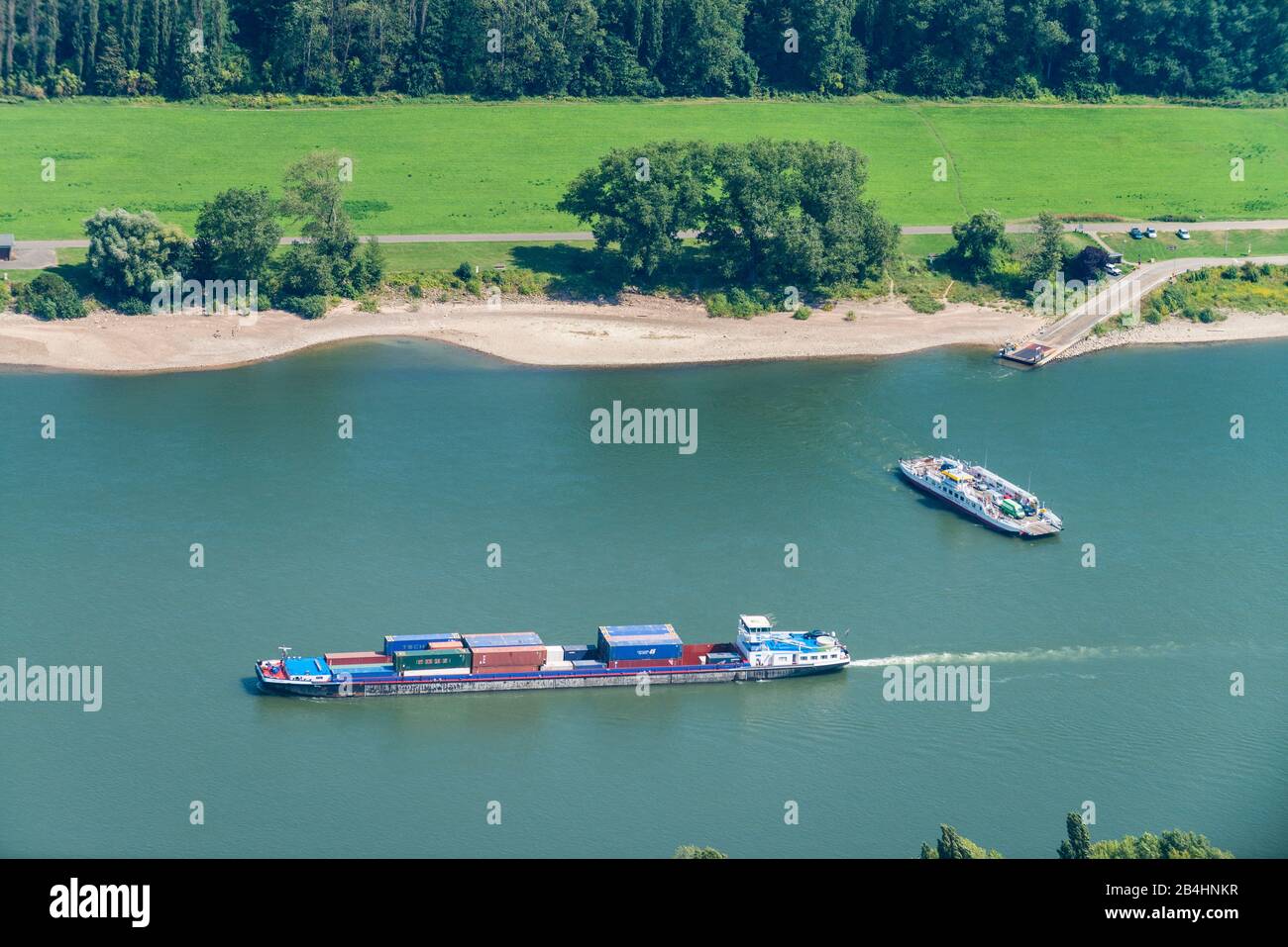 Luftaufnahme eines Frachtschiffes und einer Autofähre auf dem Rhein Stock Photo
