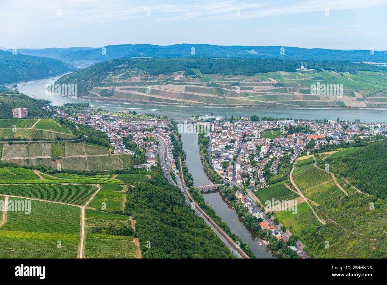 Luftaufnahme von Bingen am Rhein mit Blick auf den Rhein und Weinberge Stock Photo