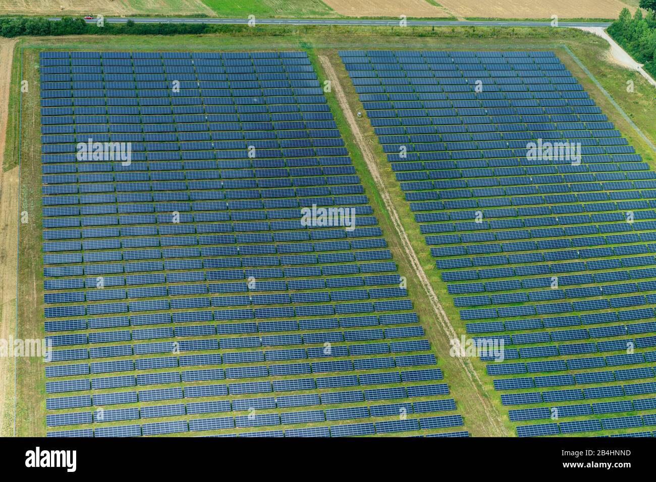 Luftaufnahme einer Photovoltaik-Freiflächenanlage auf einer Wiese Stock Photo