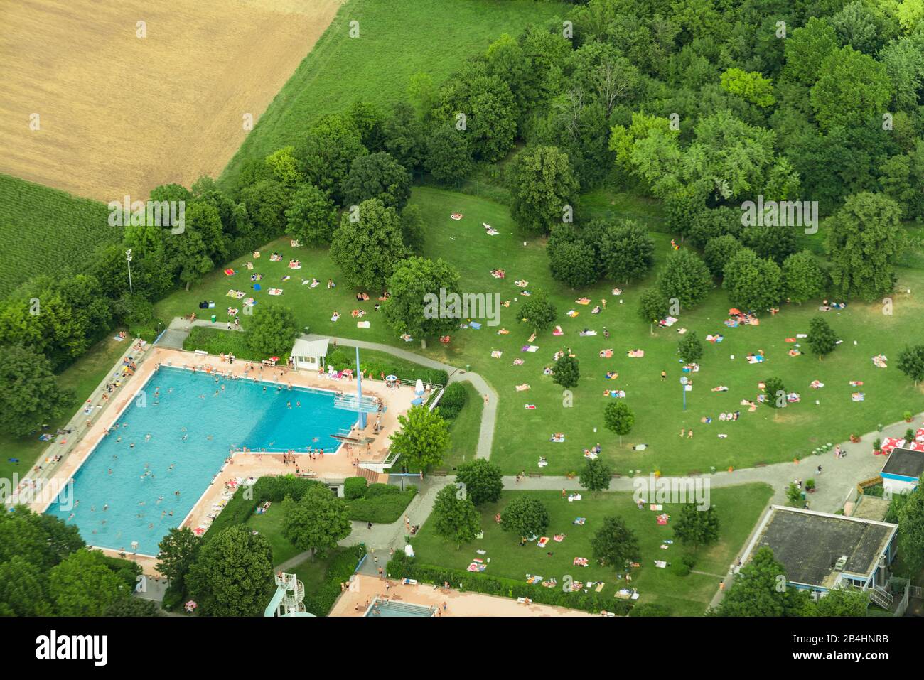 Luftaufnahme vom Freibad Asperg bei Ludwigsburg, Schwimmbecken und Liegewiese Stock Photo
