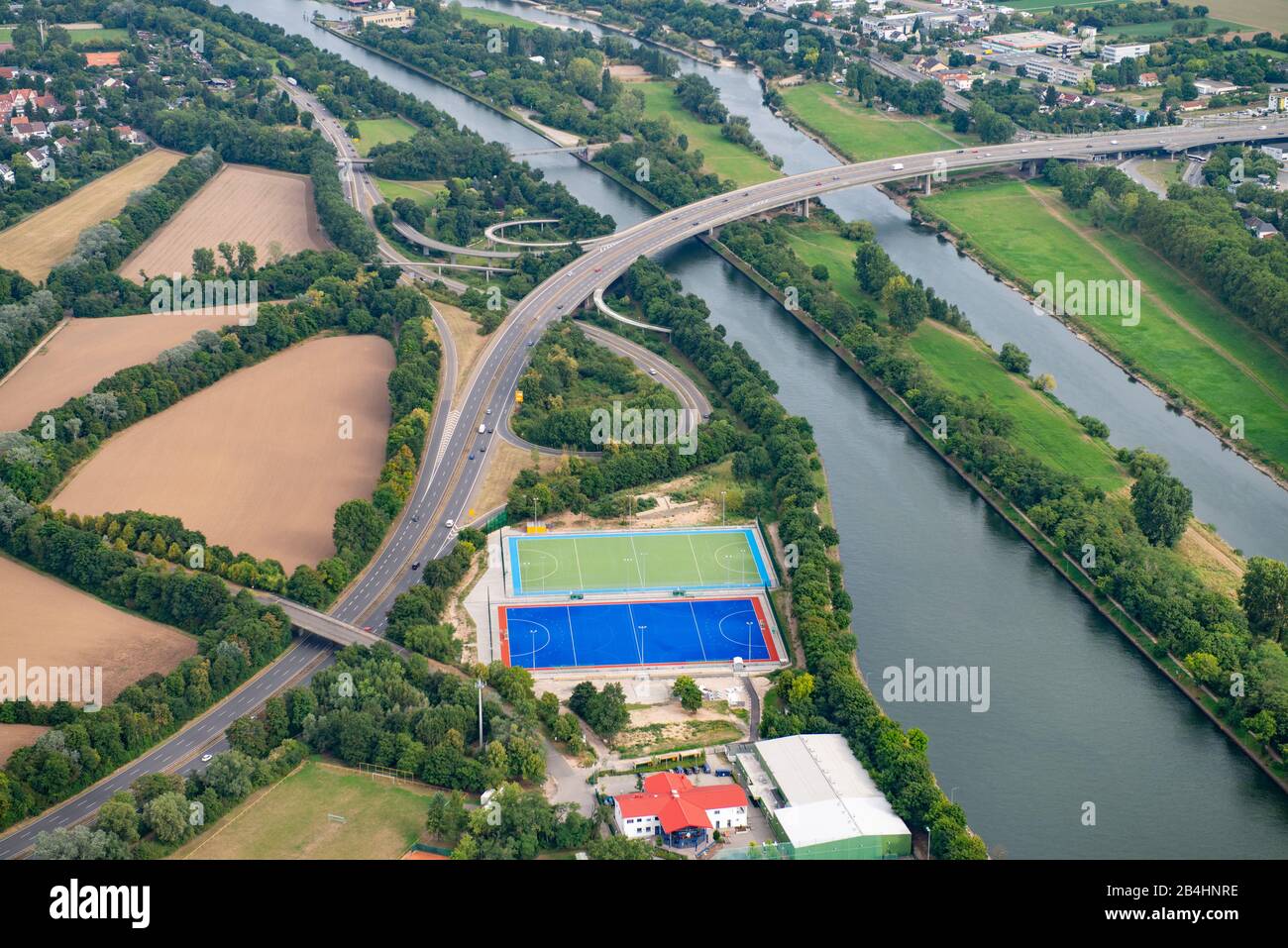 Luftaufnahme der Bundestraße 38a über den Rhein bei Mannheim, Hockeyklub Spielfelder Stock Photo