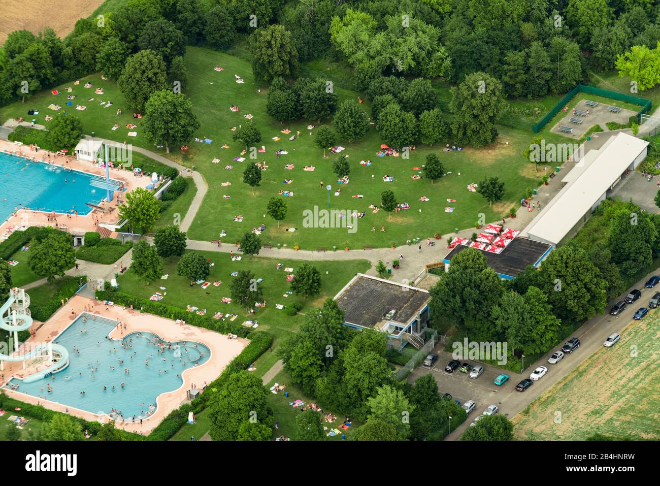 Luftaufnahme vom Freibad Asperg bei Ludwigsburg, Schwimmbecken und Liegewiese Stock Photo