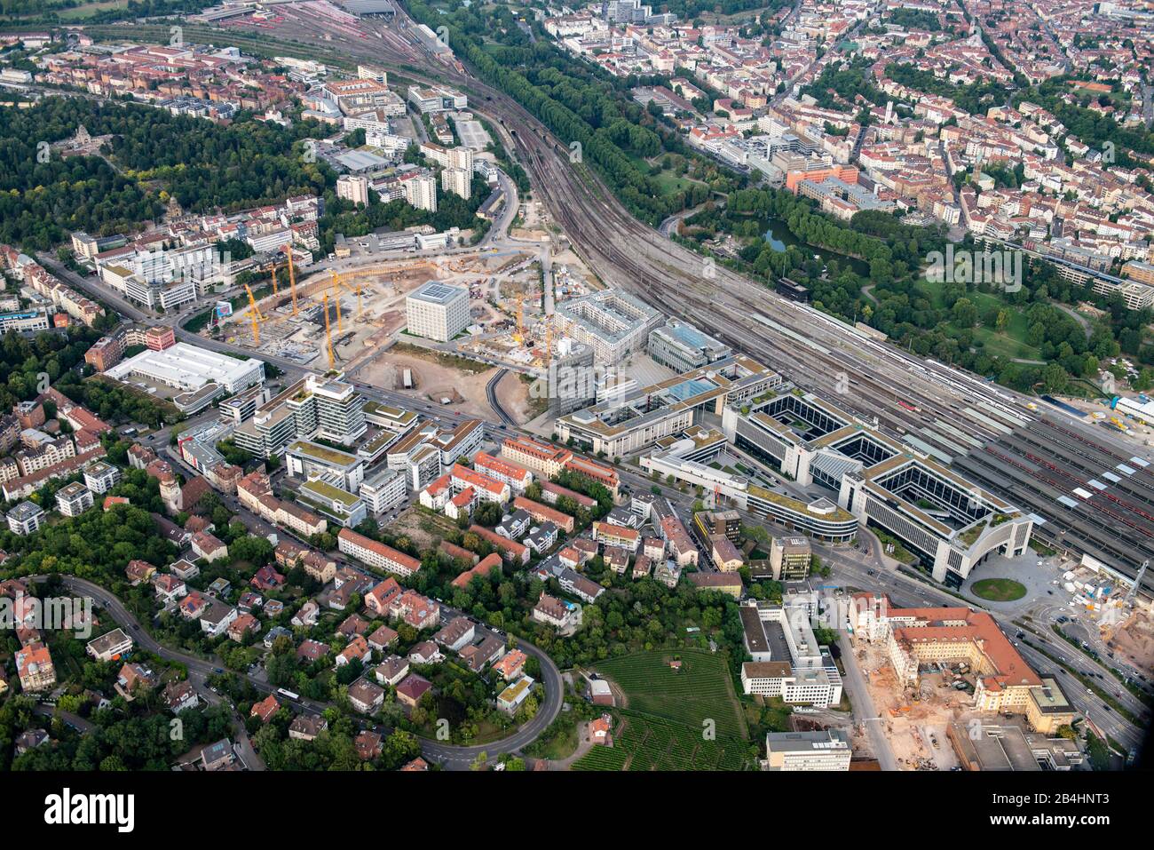 Luftaufnahme vom Stuttgart, Baustelle Europaviertel, Stadtbibliothek, Gleisbett, Rosensteinpark Stock Photo