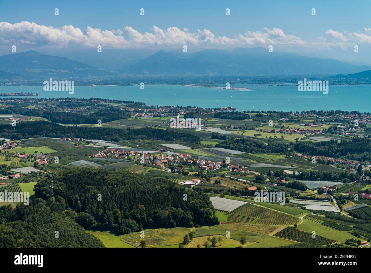 Luftaufnahme einer Landschaft am Bodensee mit Wäldern, Obstplantagen, Dörfern und dem Bodensee im Hintergrund Stock Photo