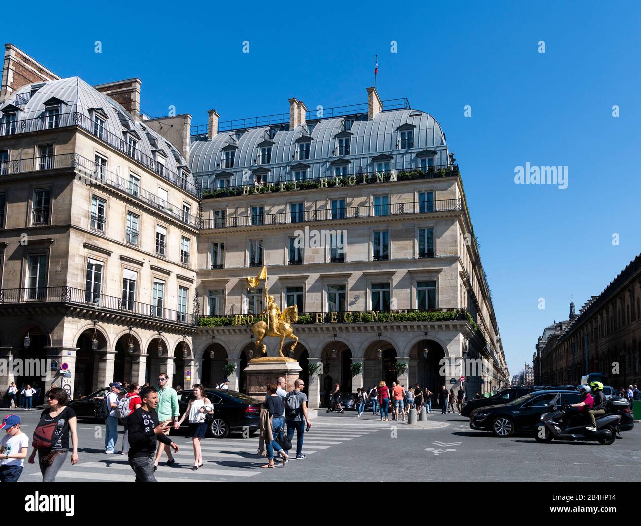 goldene Reiterstatue der Johanna von Orleans vor dem Hotel Regina, Paris, Frankreich, Europa Stock Photo