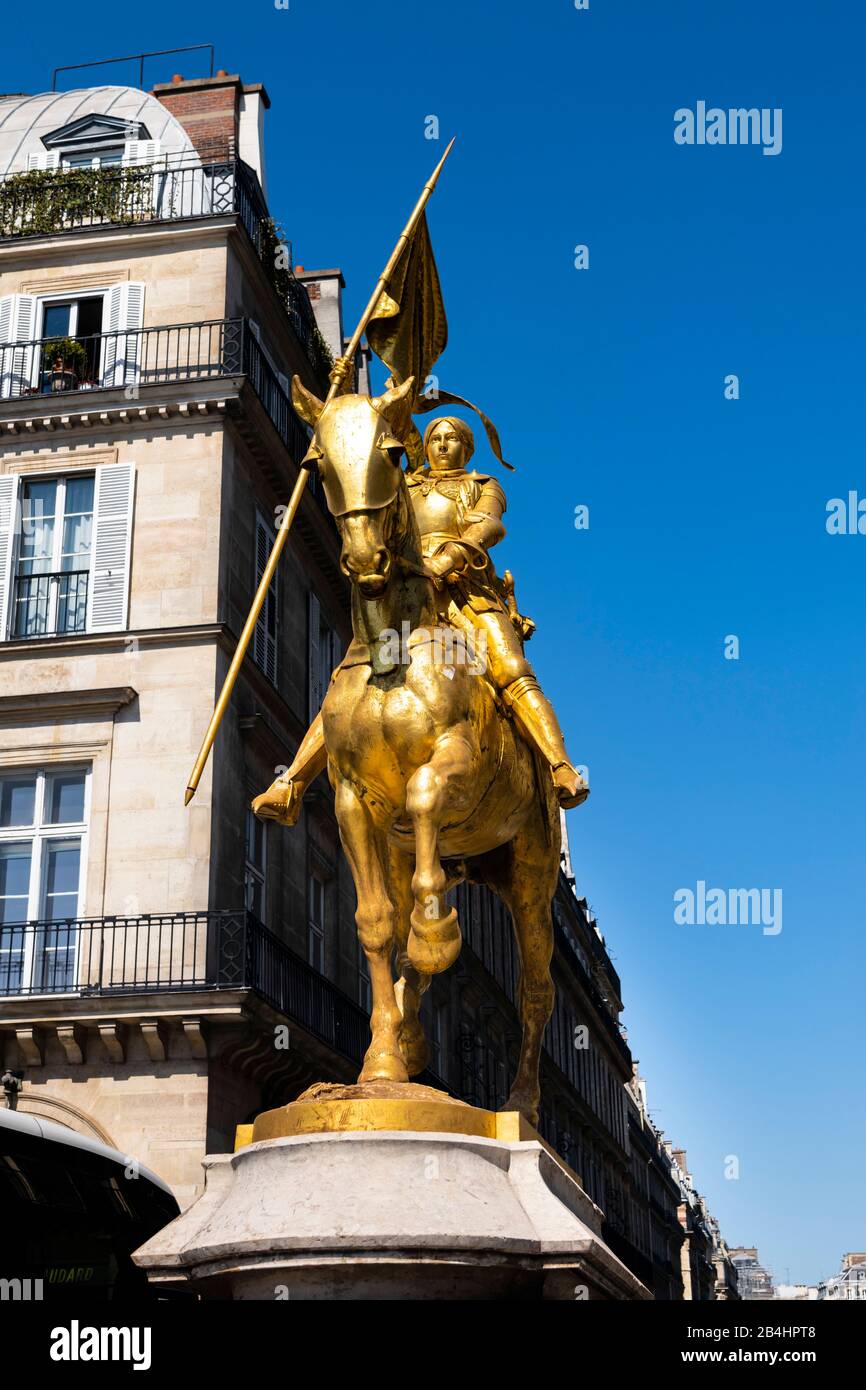 goldene Reiterstatue der Johanna von Orleans vor dem Hotel Regina, Paris, Frankreich, Europa Stock Photo