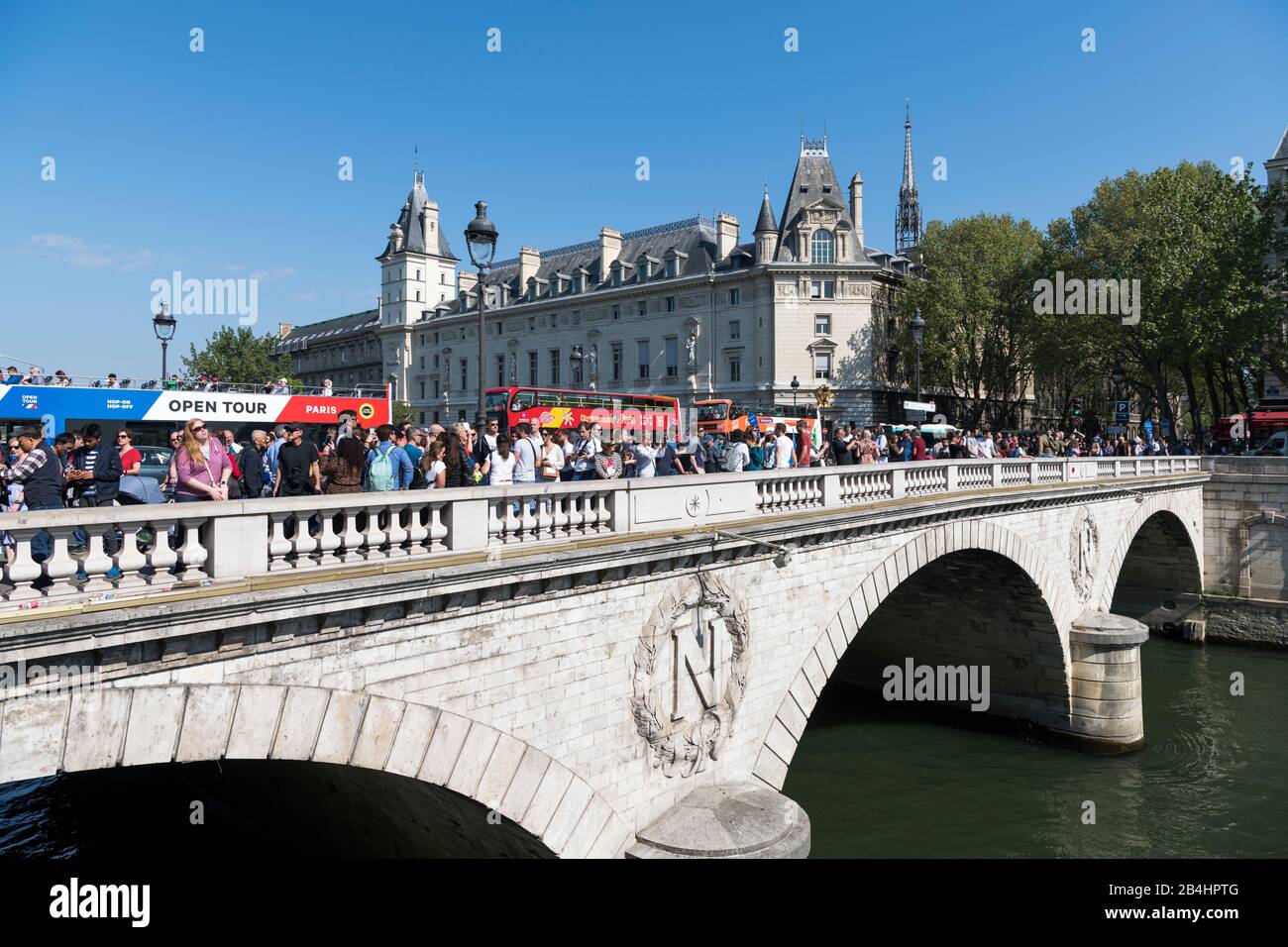 viele Touristen befinden sich auf der Pont Saint-Michel vor dem Palais de Justice, Paris, Frankreich, Europa Stock Photo