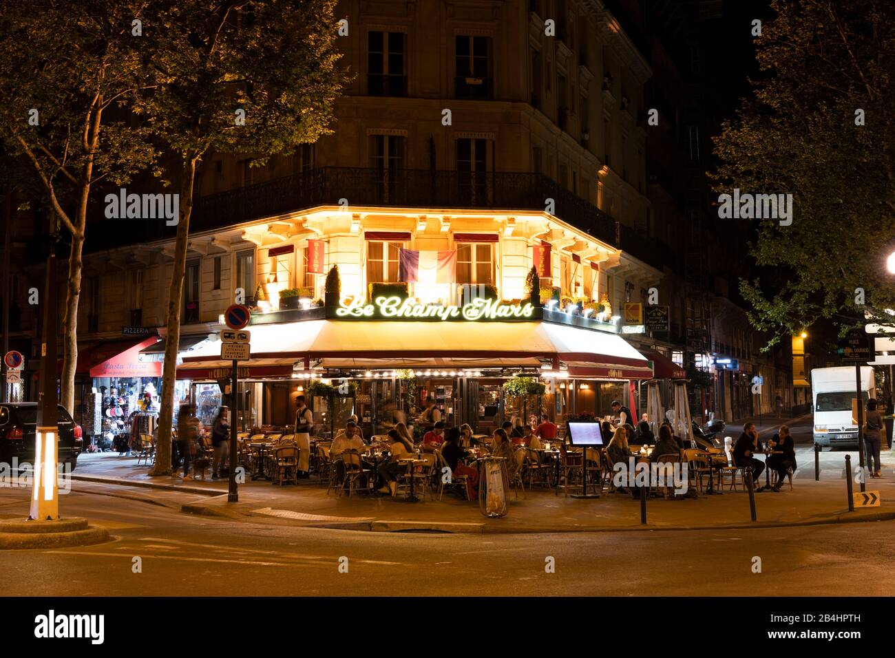 das Bistrot Le Champ de Mars in der Avenue de la Bourdonnais im 7. Arrondissement bei Nacht, Paris, Frankreich, Europa Stock Photo