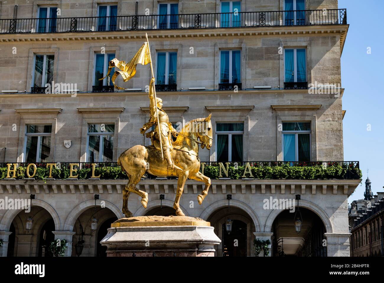 goldene Reiterstatue der Johanna von Orleans vor dem Hotel Regina, Paris, Frankreich, Europa Stock Photo